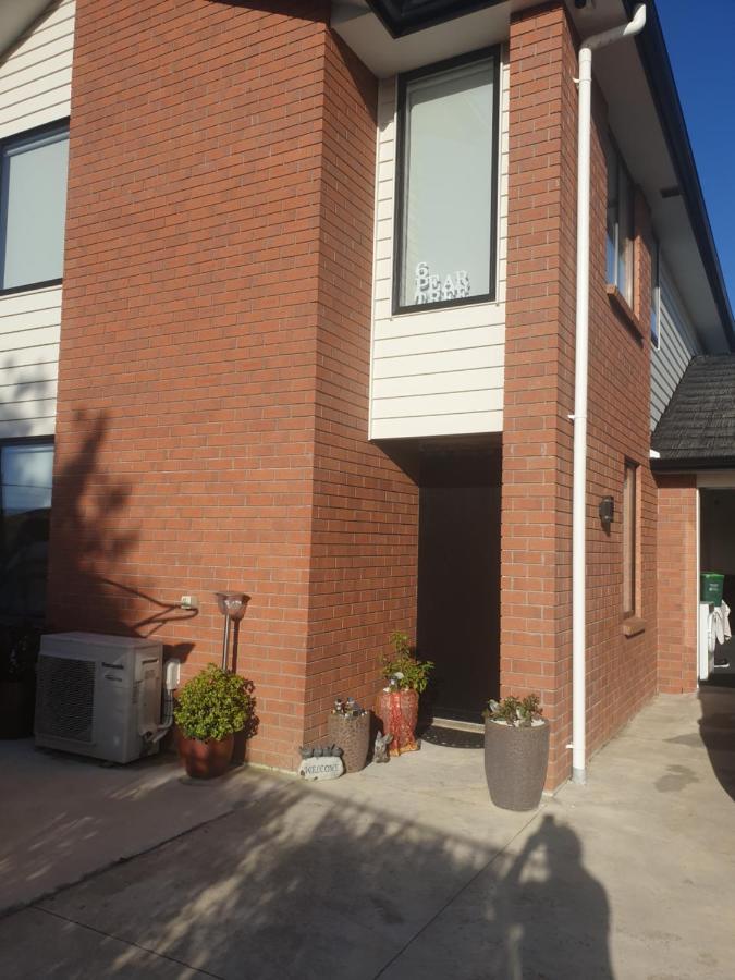 Bed N Breakfast On Pear Tree Lane Apartment Hamilton Bagian luar foto