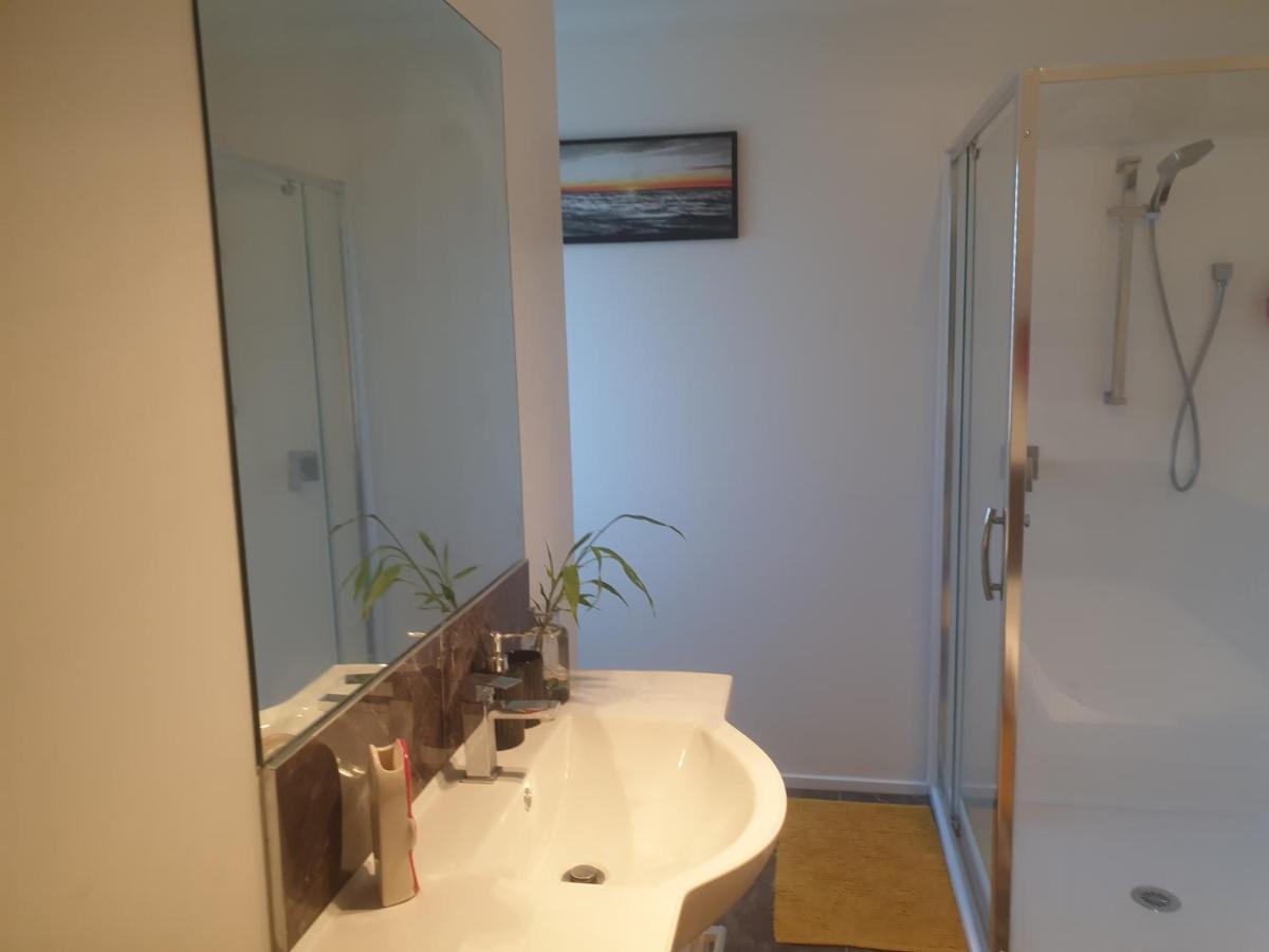 Bed N Breakfast On Pear Tree Lane Apartment Hamilton Bagian luar foto
