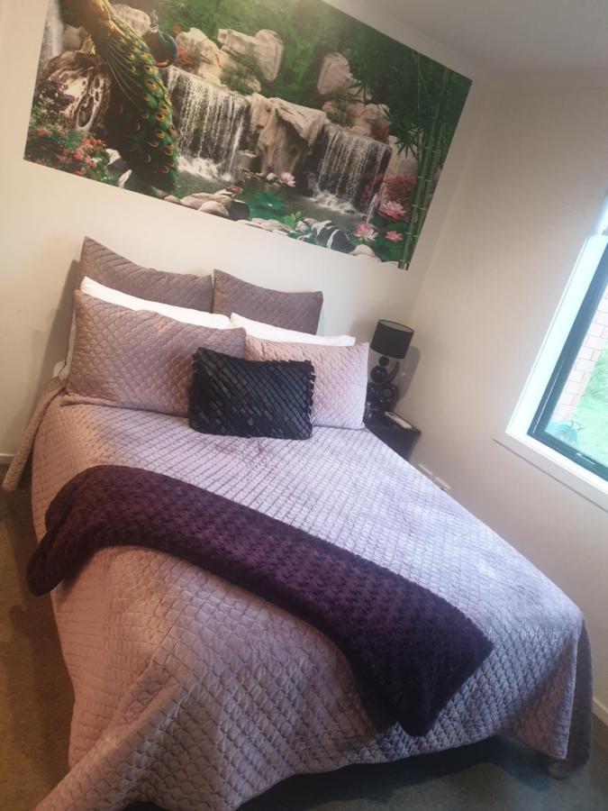 Bed N Breakfast On Pear Tree Lane Apartment Hamilton Bagian luar foto