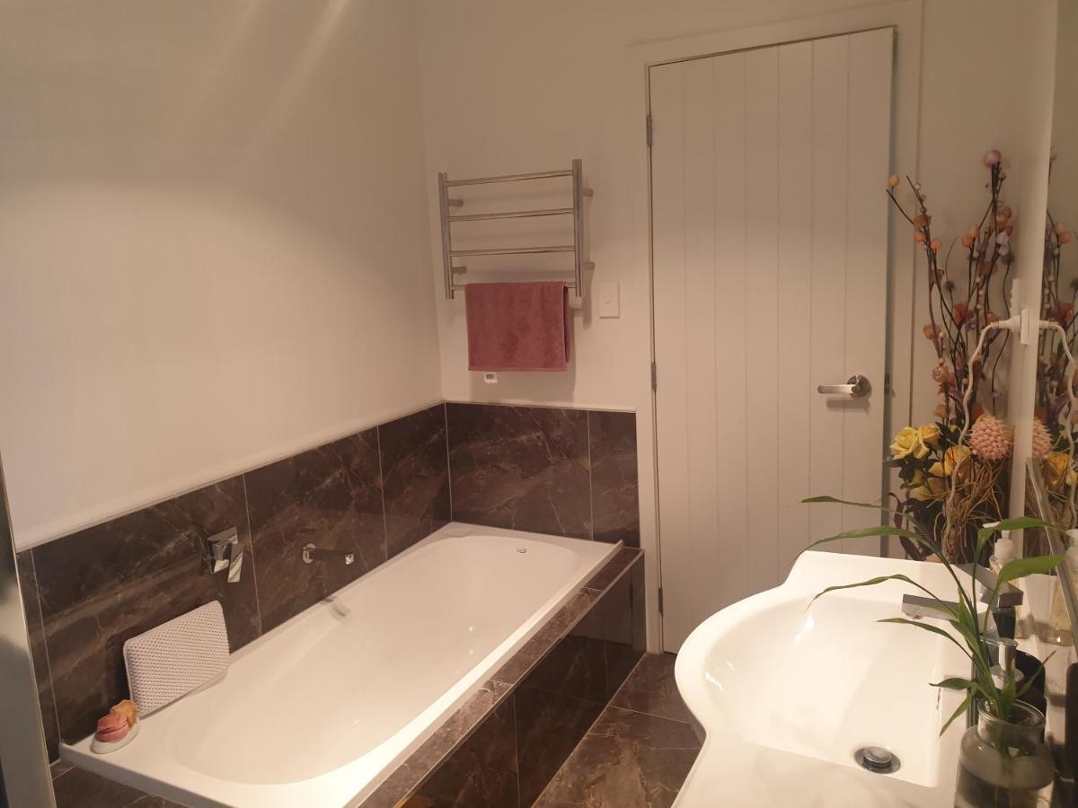 Bed N Breakfast On Pear Tree Lane Apartment Hamilton Bagian luar foto