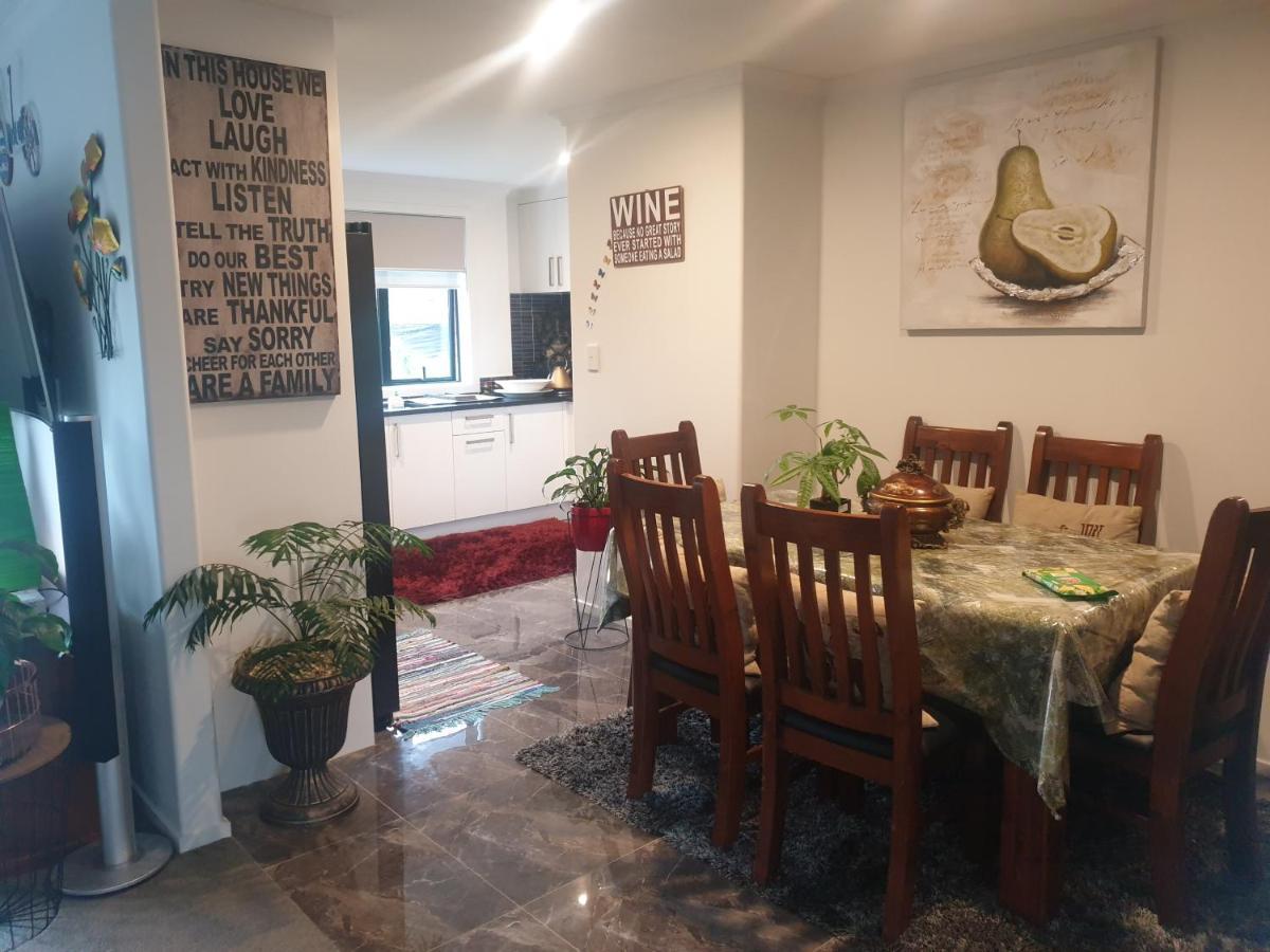 Bed N Breakfast On Pear Tree Lane Apartment Hamilton Bagian luar foto